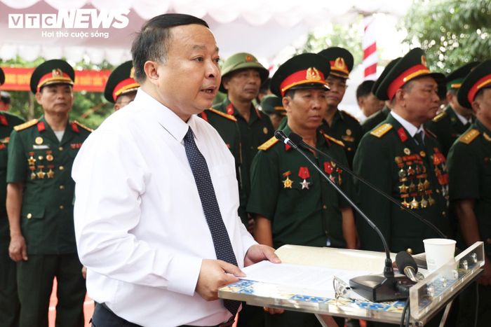 Chủ tịch UBND tỉnh Tuyên Quang Phan Huy Ngọc đọc điếu văn truy điệu, bày tỏ lòng biết ơn sâu sắc đối với các Anh hùng liệt sĩ đã hy sinh vì Tổ quốc. (Ảnh: Tuấn Anh)