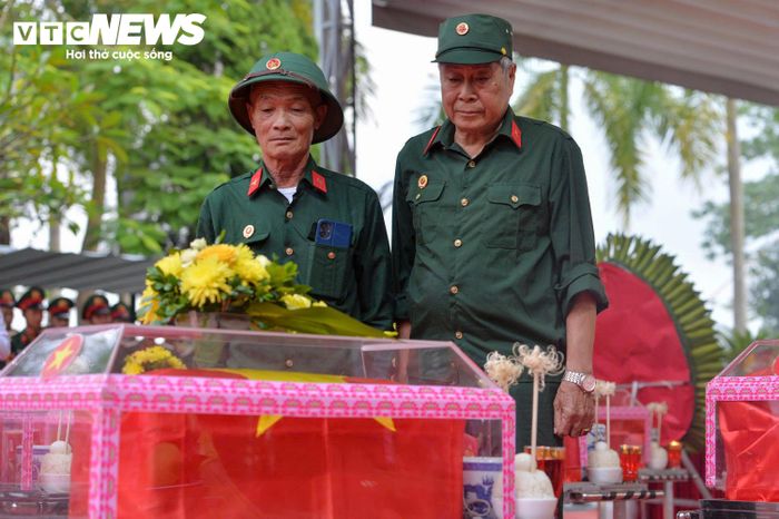 Các cựu chiến binh thắp nén hương tri ân những người đồng đội đã anh dũng hy sinh vì Tổ quốc. (Ảnh: Tuấn Anh)