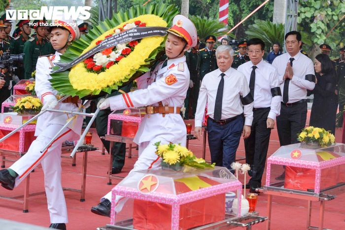 Lực lượng tiêu binh trang trọng đưa vòng hoa vào khu vực lễ viếng. (Ảnh: Tuấn Anh)