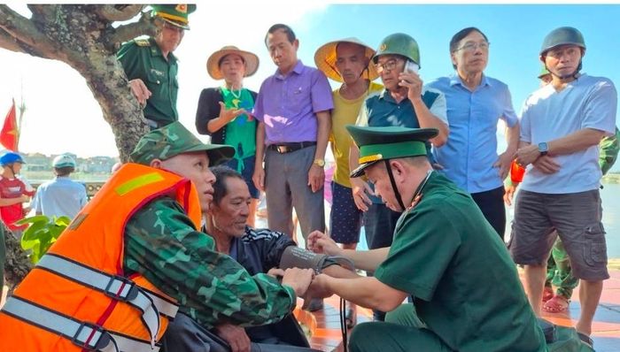 Cán bộ Bộ đội Biên phòng Quảng Trị đang kiểm tra sức khoẻ cho ngư dân Nguyễn Tiến Châu. (Ảnh: Bộ đội Biên phòng Quảng Trị)