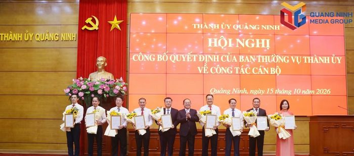 Ông Quản Minh Cường - Bí thư Thành ủy Quảng Ninh trao quyết định cho các cán bộ được điều động, phân công nhận nhiệm vụ mới.