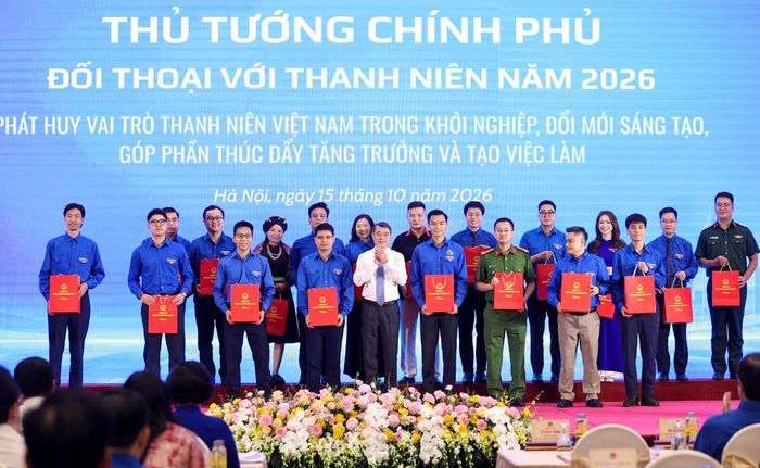 Thủ tướng tặng quà động viên 20 thanh niên tiêu biểu, đại diện cho nhiều lĩnh vực, phong trào của tuổi trẻ cả nước. (Ảnh: Nhật Bắc)