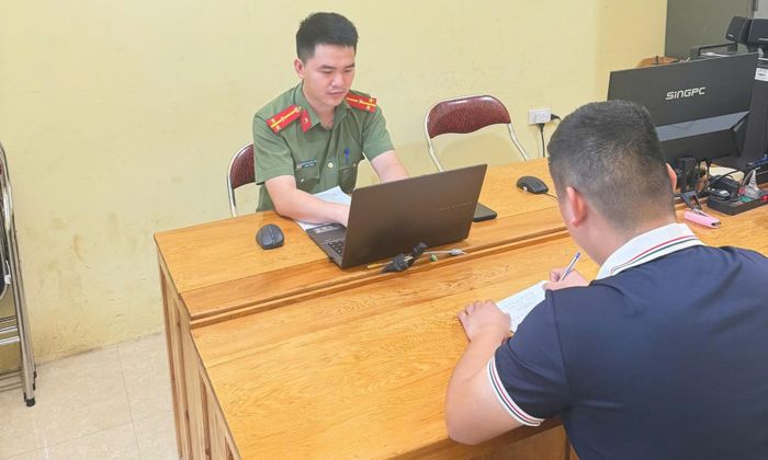 Lực lượng chức năng làm việc với người đăng thông tin sai sự thật trên mạng xã hội về lễ hội Mường Lò năm 2026. (Ảnh: Công an xã Mỏ Vàng, tỉnh Lào Cai)