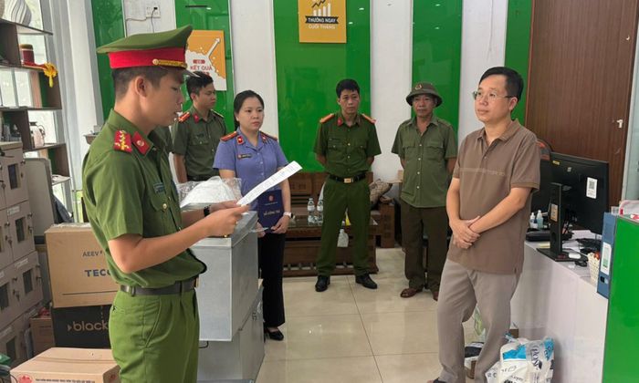 Lực lượng chức năng thi hành lệnh khám xét tại Công ty Cổ phần Tập đoàn FEC.