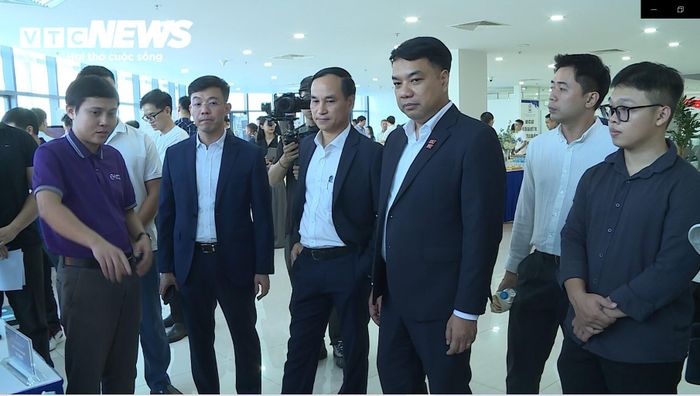 Lãnh đạo Sở Khoa học và Công nghệ Hà Nội lắng nghe những vướng mắc, nguyện vọng của doanh nghiệp số hóa.