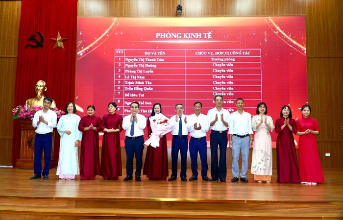Lãnh đạo xã Tiến Thắng trao quyết định về công tác cán bộ. Ảnh: PV
