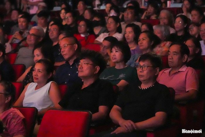 Vở diễn “Ai là cha tôi” của Nhà hát Kịch Hà Nội đã đưa khán giả đi qua nhiều cung bậc cảm xúc, từ tò mò, hồi hộp trước những bí mật gia đình dần hé lộ đến xúc động trước tình yêu thương và trách nhiệm giữa những con người thân thuộc.