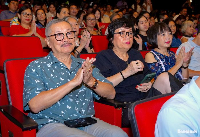 Với vở diễn “Ai là cha tôi”, Nhà hát Kịch Hà Nội không chỉ mang đến một câu chuyện giàu kịch tính mà còn mở ra khoảng lặng để khán giả tự nhìn lại những mối quan hệ quanh mình. Khi ánh đèn sân khấu khép lại, những câu hỏi về tình thân, sự bao dung và trách nhiệm vẫn có thể tiếp tục ở lại trong lòng người xem.