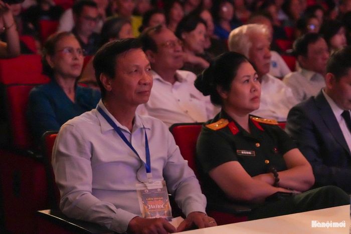 Mạch truyện được triển khai qua những nút thắt tâm lý, tạo nên sự tò mò và thôi thúc khán giả dõi theo diễn biến trên sân khấu.
