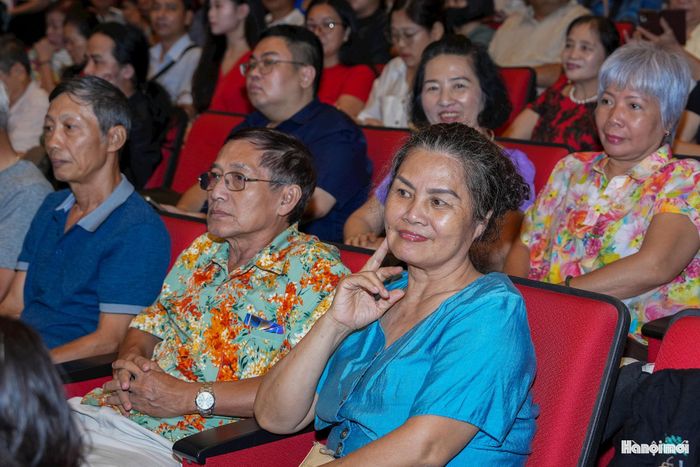 Sự kiện Liên hoan Sân khấu Hà Nội mở rộng năm 2026 khai mạc với chủ đề “Hội tụ các giá trị sân khấu, lan tỏa sức sáng tạo nghệ thuật của Thủ đô” cũng góp phần thực hiện Chương trình hành động số 08-CTr/TU ngày 17-3-2026 của Ban Thường vụ Thành ủy Hà Nội về thực hiện Nghị quyết số 80-NQ/TW ngày 7-1-2026 của Bộ Chính trị về phát triển văn hóa Việt Nam.