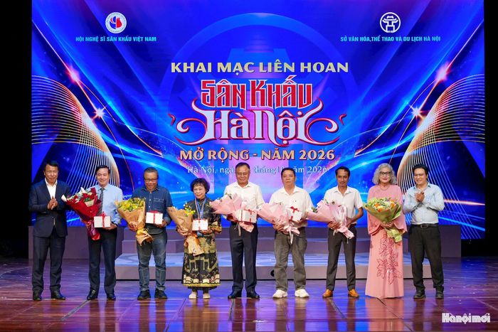 Hội đồng Giám khảo Liên hoan Sân khấu Hà Nội mở rộng năm 2026 gồm các nghệ sĩ, nhà quản lý văn hóa và nhà lý luận, phê bình sân khấu có uy tín, giàu kinh nghiệm chuyên môn. Hội đồng do Tiến sĩ, nhà viết kịch Nguyễn Đăng Chương, Phó Chủ tịch Thường trực Hội Nghệ sĩ Sân khấu Việt Nam làm Chủ tịch; cùng các thành viên: NSND Trần Quốc Chiêm, PGS.TS Nguyễn Thị Minh Thái, NSND Hoàng Cúc, NSND Nguyễn Hoài Huệ, họa sĩ, NSND Nguyễn Đạt Tăng và nhạc sĩ, NSƯT Đào Tuấn Hải.
