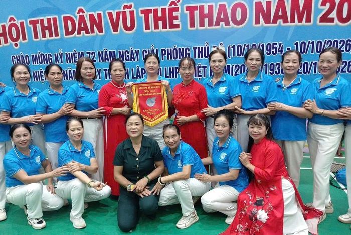Bà Hương cùng các hội viên trong hoạt động phong trào của xã. Ảnh: NVCC