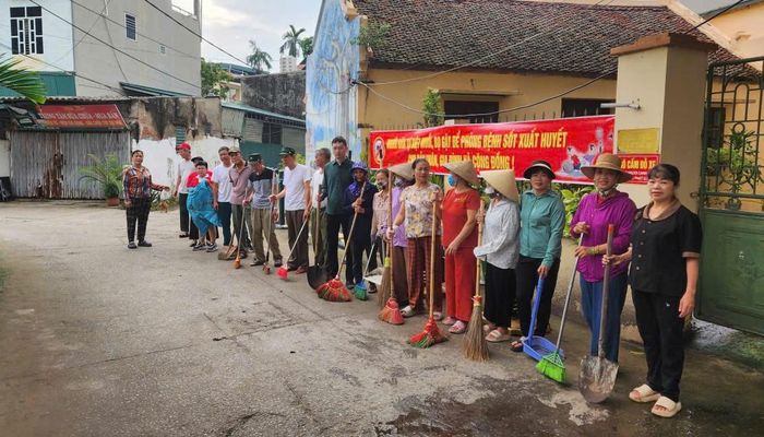 Người cán bộ Mặt trận quy tụ được đông đảo người dân chung tay xây dựng thôn, tổ dân phố sáng, xanh, sạch, đẹp, an toàn. Ảnh: NVCC