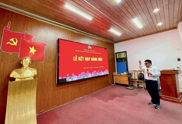 Học sinh Nguyễn Danh Khoa tại lễ kết nạp Đảng ngày 10-10-2026. Ảnh: CTV