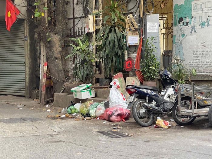Rác thải tràn lan bốc mùi xú uế, mất vệ sinh công cộng. Ảnh: Hiểu Lam
