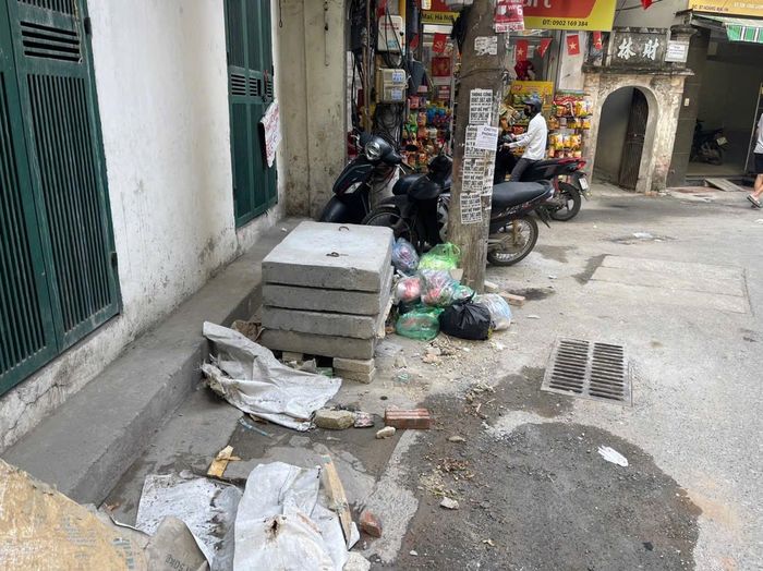 Rác thải, vật liệu xây dựng bị vứt đổ ngổn ngang. Ảnh: Hiểu Lam.
