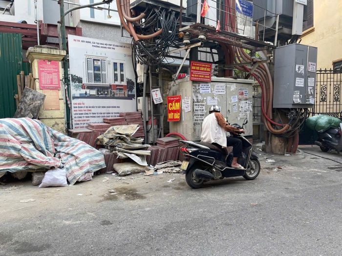 Một nam thanh niên vô tư vứt rác mặc kệ tấm biển cảnh báo rõ ràng. Ảnh: Hiểu Lam