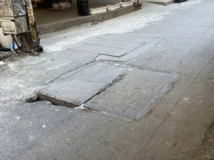 Miệng cống không bằng phẳng, mép nứt vỡ tạo thành gờ nguy hiểm. Ảnh: Lam Lam