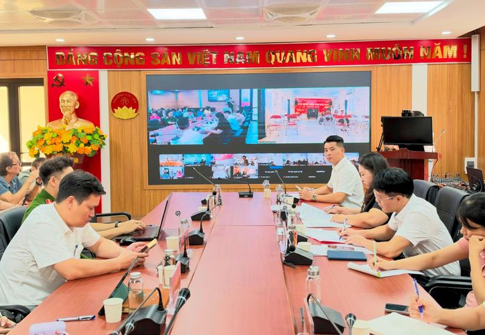 Hội nghị được diễn ra theo hình thức trực tiếp từ điểm cầu trung tâm tại UBND phường Kim Liên và kết nối trực tuyến đến 29 tổ dân phố trên địa bàn. Ảnh: PV