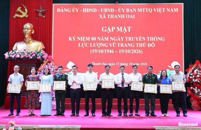 Lãnh đạo xã trao khen thưởng cho các tập thể có thành tích xuất sắc trong thực hiện các nhiệm vụ chào mừng kỷ niệm 80 năm Ngày truyền thống Lực lượng vũ trang Thủ đô trên địa bàn xã. Ảnh: Mai Quý