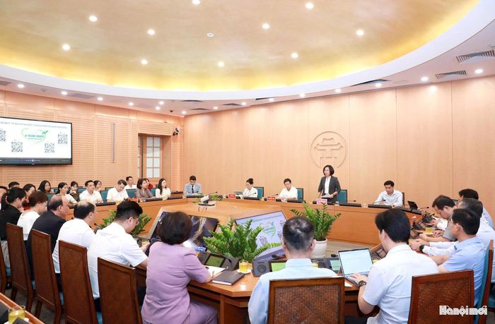Chủ tịch Ủy ban MTTQ Việt Nam thành phố Bùi Huyền Mai, Phó Chủ tịch Thường trực UBND thành phố Hà Nội Dương Đức Tuấn chủ trì hội nghị và đại diện các tổ chức doanh nghiệp tham gia. Ảnh: Lê Dung