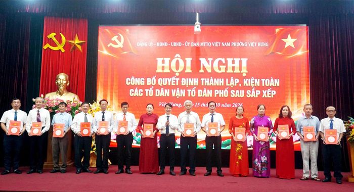Lãnh đạo Ủy ban MTTQ Việt Nam phường Việt Hưng trao quyết định thành lập tổ dân vận cho đại diện các tổ dân phố. Ảnh: B.Duy