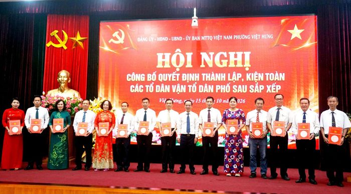Phó Chủ tịch HĐND phường Việt Hưng Đinh Quang Luận trao quyết định thành lập tổ dân vận cho đại diện các tổ dân phố. Ảnh: B.Duy