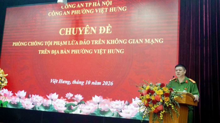 Thượng tá Vương Quốc Huy, Trưởng Công an phường Việt Hưng trao đổi chuyên đề về phòng, chống tội phạm lừa đảo trên không gian mạng. Ảnh: B.Duy