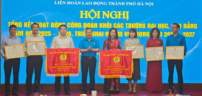 Dịp này, LĐLĐ thành phố Hà Nội tặng Cờ cho 2 tập thể; 5 tập thể và 16 cá nhân được khen thưởng. Ảnh: Hải Hà