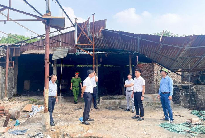 Đoàn công tác xã Quốc Oai kiểm tra thực tế, đôn đốc tiến độ xử lý các công trình vi phạm tại khu vực bãi Phượng Cách, Sơn Trung. Ảnh: Khắc Khải