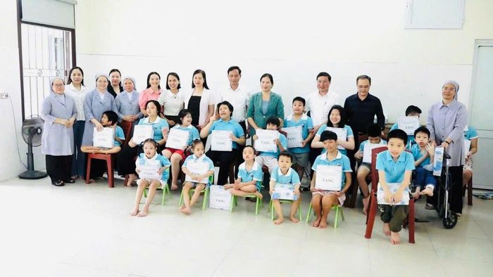 Trao quà, động viên các hộ nghèo, hộ có hoàn cảnh khó khăn, góp phần lan tỏa tinh thần tương thân tương ái và tiếp thêm động lực để người dân vươn lên trong cuộc sống. Ảnh: PV