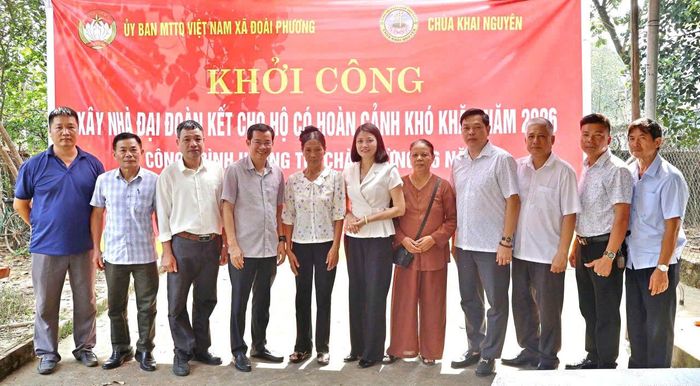 Xã Đoài Phương trao con giống, phương tiện sản xuất và hỗ trợ sinh kế, tiếp thêm động lực để các hộ nghèo phát triển kinh tế gia đình. Ảnh: PV