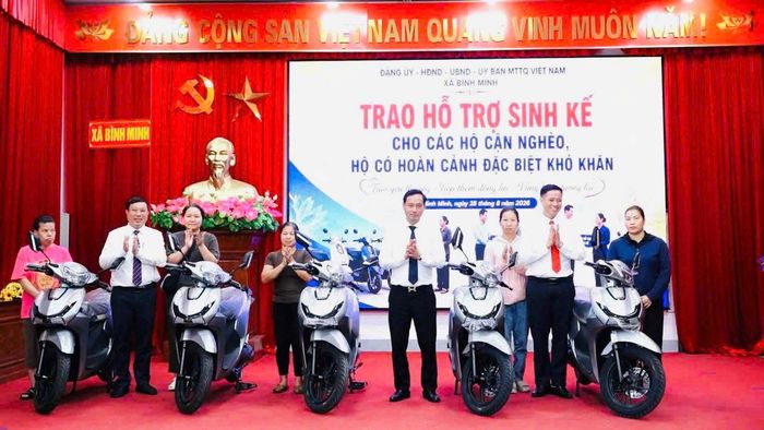Từ đầu năm đến nay, xã Bình Minh đã trao tặng 9 xe máy cho các hộ có hoàn cảnh khó khăn. Ảnh: PV