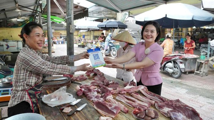 Xã Hoài Đức triển khai xây dựng các mô hình “Tuyến đường số - Chợ số” gắn với giao dịch không dùng tiền mặt trên địa bàn xã. Ảnh: Đỗ Hạnh