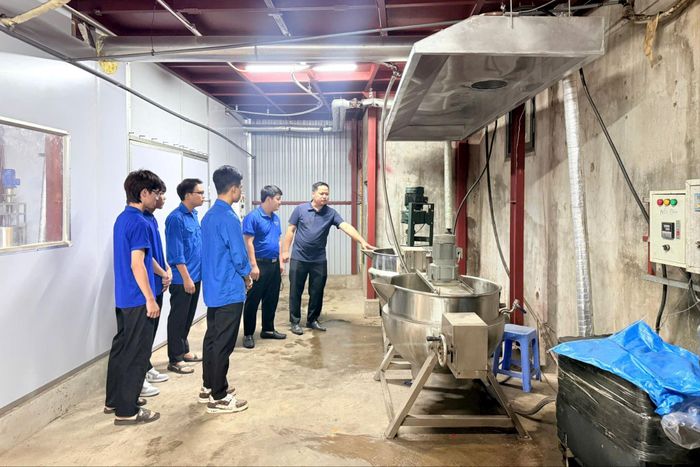 Anh Đặng Anh Tuấn giới thiệu với đoàn viên, thanh niên về nhà xưởng. Ảnh: Nhân vật cung cấp