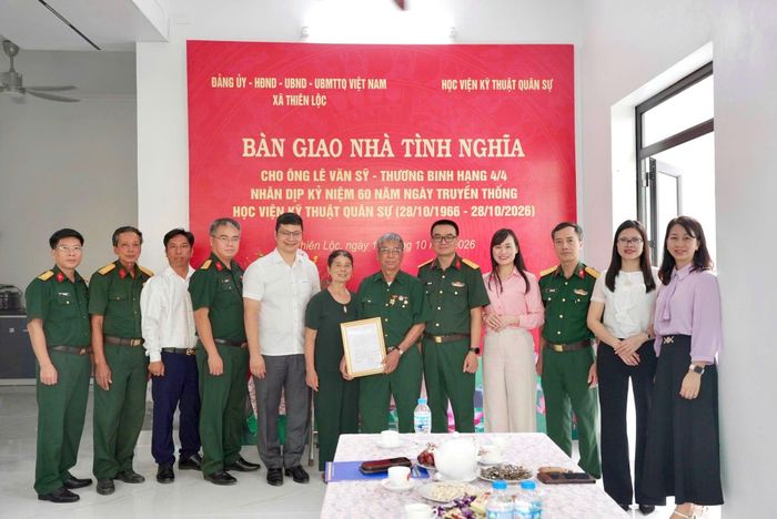 Đại diện Học viện Kỹ thuật quân sự và lãnh đạo địa phương chúc mừng gia đình thương binh Lê Văn Sỹ. Ảnh: PV