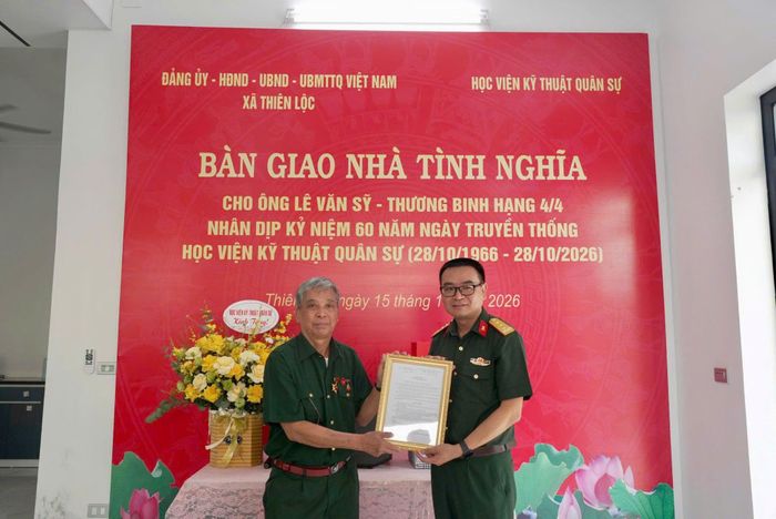 Đại diện Học viện Kỹ thuật quân sự bàn giao nhà tình nghĩa cho thương binh Lê Văn Sỹ. Ảnh: PV