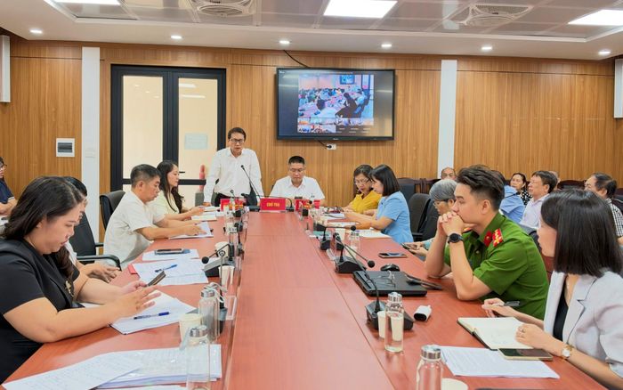 Lãnh đạo phường Kim Liên trao đổi, giải đáp các ý kiến tại hội nghị. Ảnh: PV