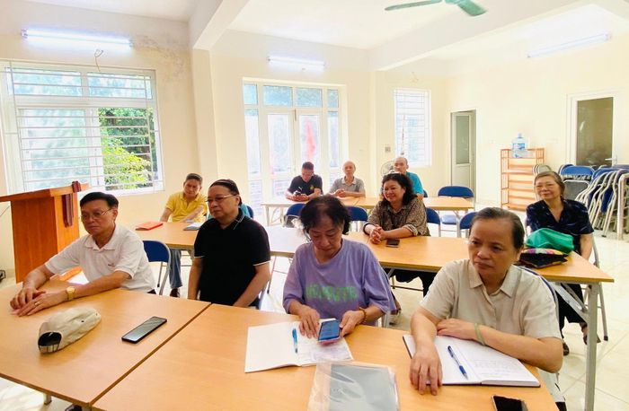 Các đại biểu tham gia trực tuyến tại nhà sinh hoạt cộng đồng của các tổ dân phố. Ảnh: PV