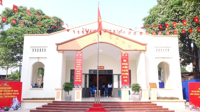 Hội trường Ban Chỉ huy quân sự phường Dương Nội được gắn biển chào mừng 80 năm ngày truyền thống Lực lượng vũ trang Thủ đô. Ảnh: Đỗ Duẩn