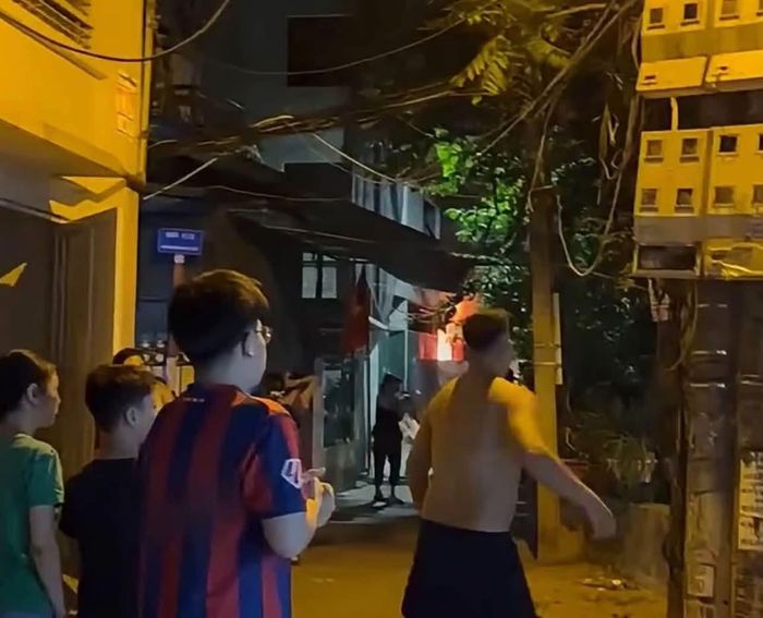 Đám cháy nằm sâu trong ngõ nhỏ. Ảnh: Đức Tuấn