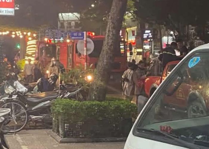 Lực lượng chức năng nhanh chóng có mặt dập tắt đám cháy. Ảnh: Đức Tuấn