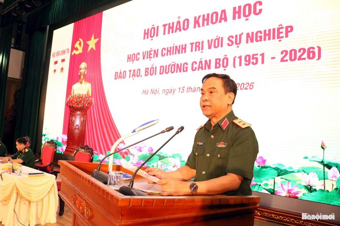 Trung tướng, PGS, TS Nguyễn Bá Hùng phát biểu đề dẫn tại Hội thảo. Ảnh: MT