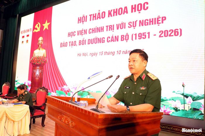 Trung tướng, PGS, TS Đặng Sỹ Lộc, Giám đốc Học viện Chính trị tổng thuật, bế mạc Hội thảo. Ảnh: MT