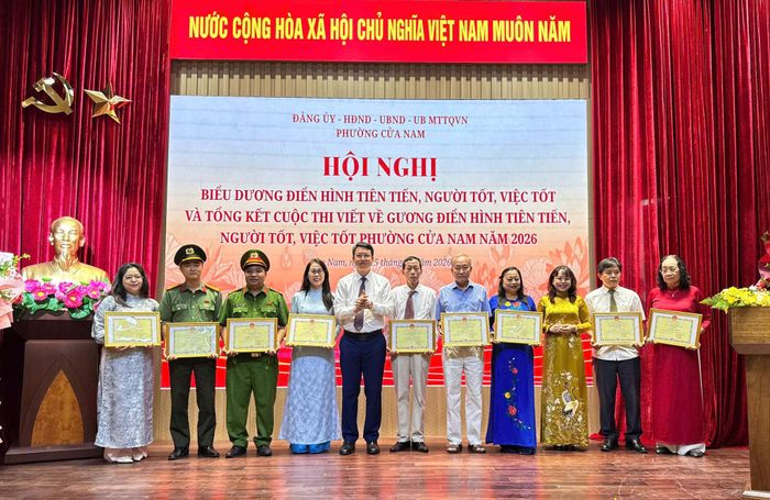 Lãnh đạo phường Cửa Nam biểu dương điển hình tiên tiến, người tốt, việc tốt năm 2026. Ảnh: PV