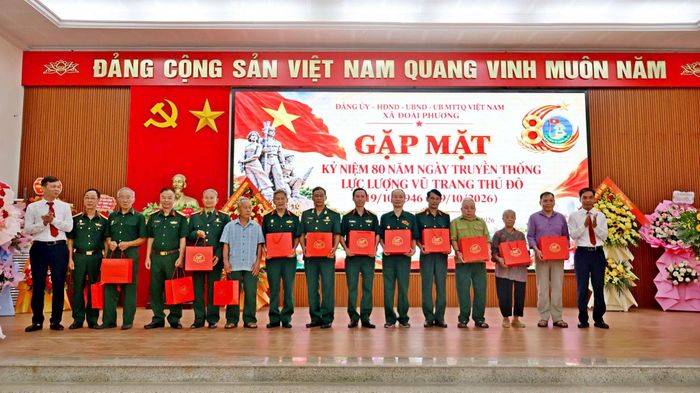 Tặng quà tri ân các sỹ quan, quân nhân chuyên nghiệp, viên chức đã nghỉ hưu. Ảnh: Thùy Nam