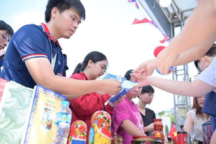 Tại các trạm thử thách, các khách mời sẽ vượt qua các thử thách văn hóa để thu thập dấu mộc và từng bước hoàn thiện “Hộ chiếu Công dân toàn cầu”. Ảnh: Linh Phan