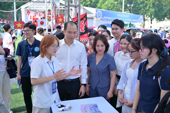 Hoạt động trải nghiệm tại chương trình hướng đến nét đẹp truyền thống văn hóa, lịch sử và con người bốn phương. Ảnh: Linh Phan