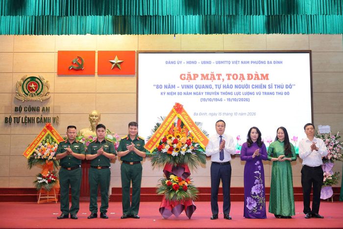 Lãnh đạo phường Ba Đình tặng hoa chúc mừng Ban Chỉ huy quân sự phường. Ảnh: Khánh Huy