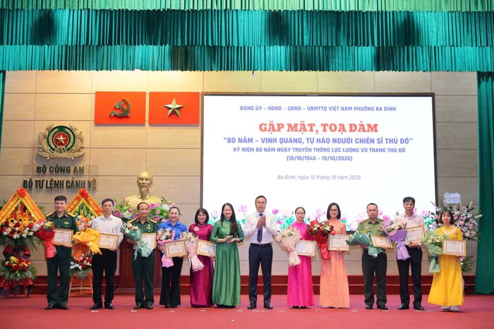 Lãnh đạo phường Ba Đình tặng Giấy khen cho 10 tập thể có thành tích xuất sắc trong các hoạt động chào mừng kỷ niệm 80 năm Ngày truyền thống Lực lượng vũ trang Thủ đô. Ảnh: Khánh Huy